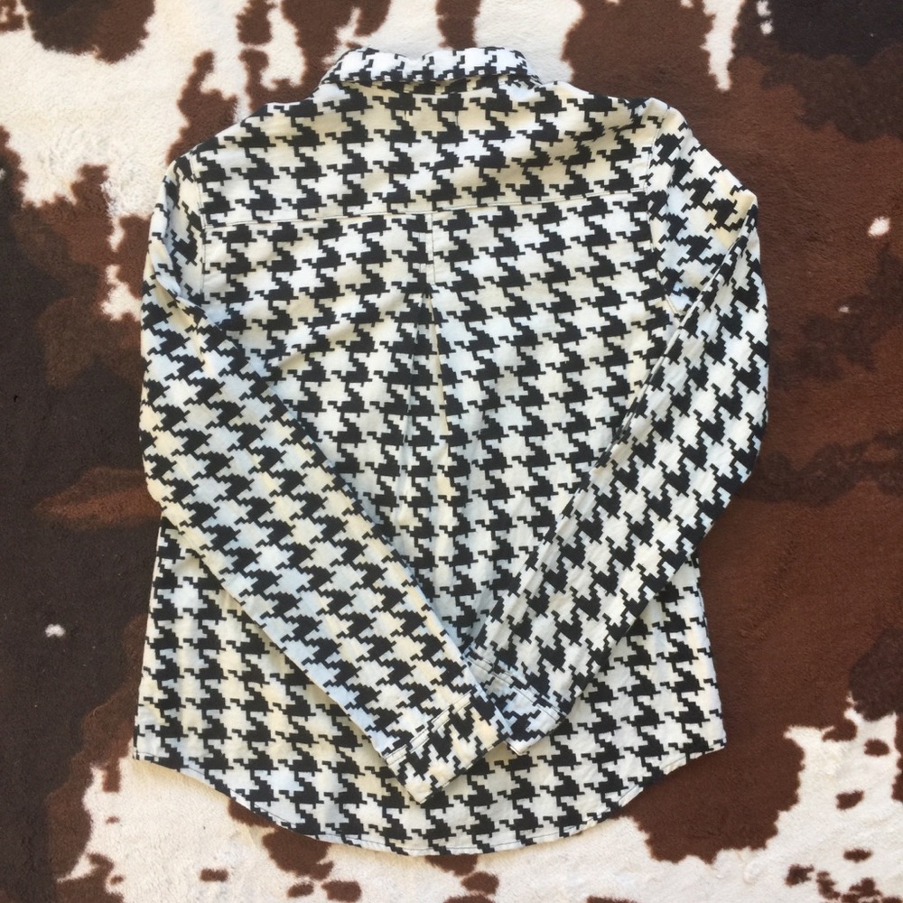 Simple chic button down top - Picture 6 of 6